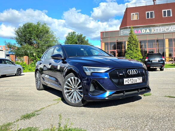 2021 Audi e-tron 55 I, синий, 7800000 рублей - вид 3