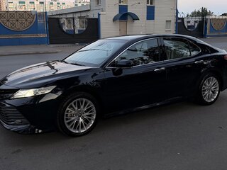 2018 Toyota Camry VIII (XV70), синий, 2720000 рублей, вид 1