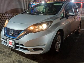 2018 Nissan Note e-Power II Рестайлинг, серебристый, 1170000 рублей, вид 1