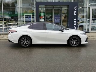 2021 Toyota Camry VIII (XV70) Рестайлинг, белый, 2420000 рублей, вид 4
