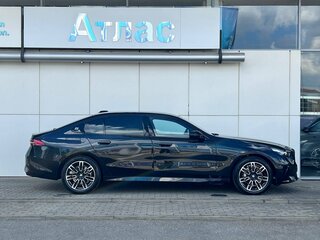 2025 BMW 5 серии Long 530Li xDrive VIII (G60/G61/G68), чёрный, 8290000 рублей, вид 4