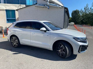 2025 Volkswagen Touareg III Рестайлинг, белый, 10850000 рублей, вид 3