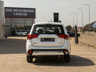 2021 Mitsubishi Outlander III Рестайлинг 3, белый, 1695000 рублей, вид 4
