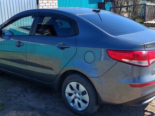 2017 Kia Rio III Рестайлинг, серый, 985000 рублей, вид 4