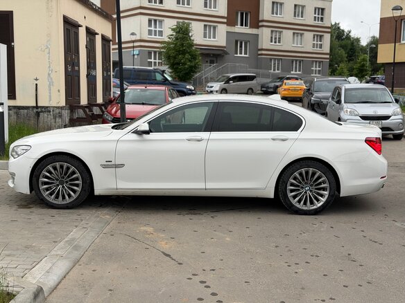2013 BMW 7 серии 740d xDrive V (F01/F02/F04) Рестайлинг, белый, 2088000 рублей - вид 3