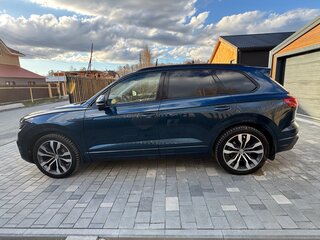 2020 Volkswagen Touareg III, синий, 5500000 рублей, вид 4