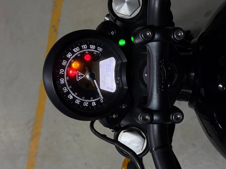 2020 Triumph Bonneville Bobber, чёрный, 1490000 рублей, вид 4