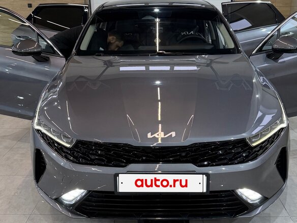 2023 Kia K5 III, серый, 3570000 рублей - вид 2
