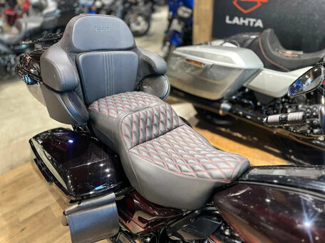 2022 Harley-Davidson CVO Road Glide Limited, пурпурный, 3450000 рублей, вид 4