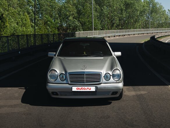 1996 Mercedes-Benz E-Класс 200 II (W210, S210), серебристый, 250000 рублей - вид 1