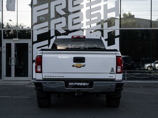 2017 Chevrolet Silverado Double Cab 6-speed III (K2XX) Рестайлинг, белый, 4250000 рублей, вид 4