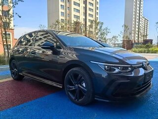 2023 Volkswagen Golf VIII, чёрный, 1520000 рублей, вид 2