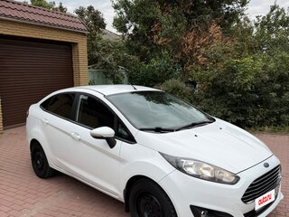 2016 Ford Fiesta Mk6 Рестайлинг, белый, 725000 рублей, вид 4