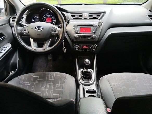 2012 Kia Rio 5-speed III, белый, 680000 рублей - вид 2