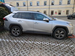 2019 Toyota RAV4 V (XA50), серебристый, 2500000 рублей, вид 2