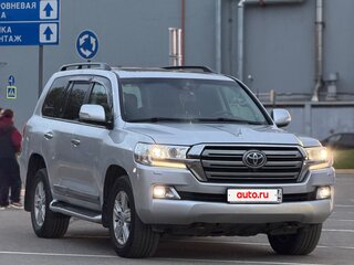 2016 Toyota Land Cruiser 200 Series Рестайлинг 2, серебристый, 4050000 рублей, вид 3