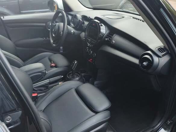 2020 Mini Hatch Cooper III (F55/F56) Рестайлинг, чёрный - вид 16