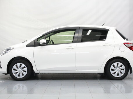2019 Toyota Vitz III (XP130) Рестайлинг, белый, 959000 рублей, вид 2