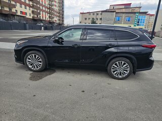 2022 Toyota Highlander IV (XU70), чёрный, 7300000 рублей, вид 4