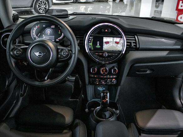 2020 Mini Hatch Cooper III (F55/F56) Рестайлинг, зелёный, 2625000 рублей - вид 9