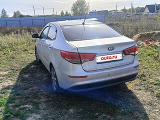 2015 Kia Rio III Рестайлинг, серебристый, 57000 рублей, вид 4