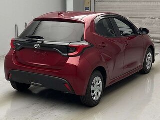 2022 Toyota Yaris IV, красный, 1500000 рублей, вид 3