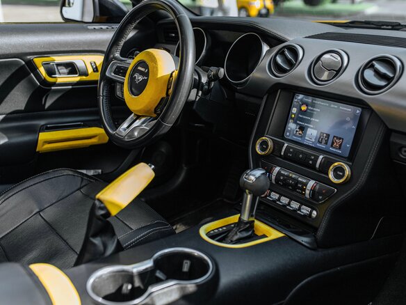 2020 Ford Mustang VI Рестайлинг, жёлтый, 3600000 рублей - вид 8
