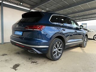 2019 Volkswagen Touareg III, синий, 4314000 рублей, вид 5