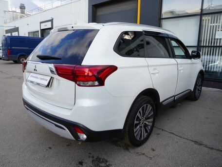 2021 Mitsubishi Outlander III Рестайлинг 3, белый, 2125000 рублей, вид 5