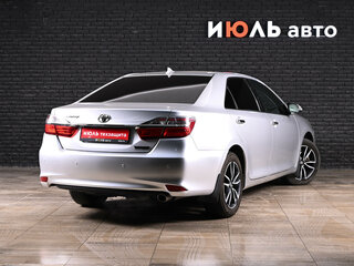 2017 Toyota Camry VII (XV50) Рестайлинг 2, серебристый, 2440000 рублей, вид 4