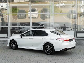 2020 Toyota Camry VIII (XV70), белый, 2699000 рублей, вид 4
