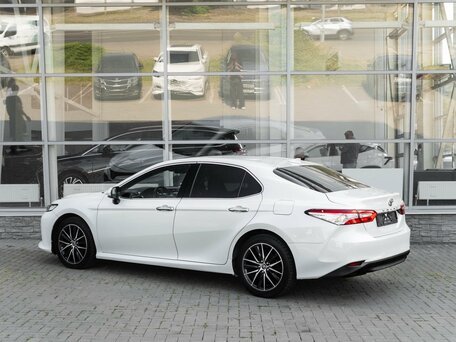 2020 Toyota Camry VIII (XV70), белый, 2699000 рублей, вид 4