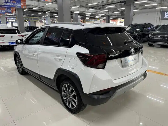 2023 Toyota Yaris XP150 XP150 Рестайлинг 2, белый, 1250000 рублей - вид 2