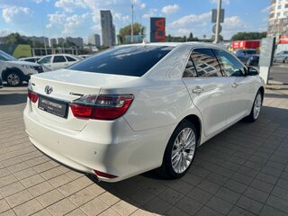2015 Toyota Camry VII (XV50) Рестайлинг, белый, 1830000 рублей, вид 5