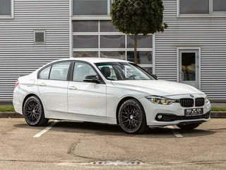 2017 BMW 3 серии 320i xDrive VI (F3x) Рестайлинг, белый, 1945000 рублей, вид 3