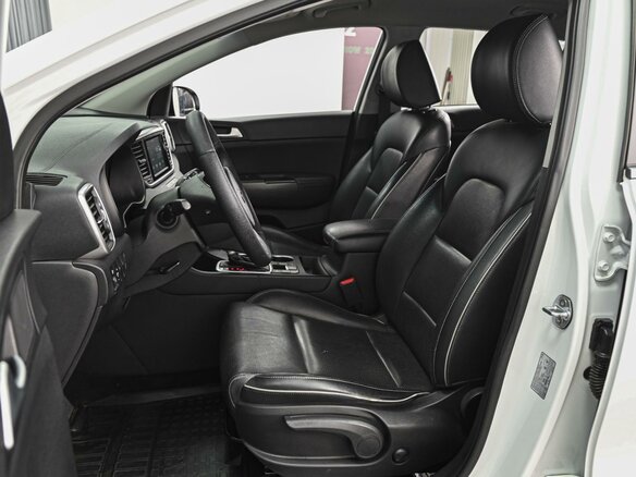 2018 Kia Sportage IV Рестайлинг, белый, 2439000 рублей - вид 9