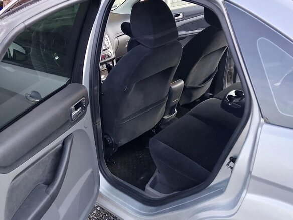 2008 Ford Focus II Рестайлинг, серебристый, 620000 рублей - вид 3
