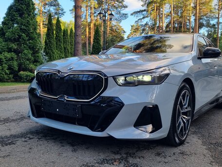 2025 BMW 5 серии 523d xDrive VIII (G60/G61/G68), серый, 8250000 рублей, вид 4