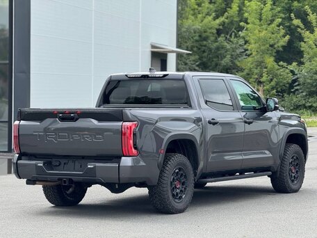 2023 Toyota Tundra Crew Max CrewMax III, серый, 8250000 рублей, вид 2