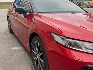 2021 Toyota Camry VIII (XV70) Рестайлинг, красный, 3050000 рублей, вид 4