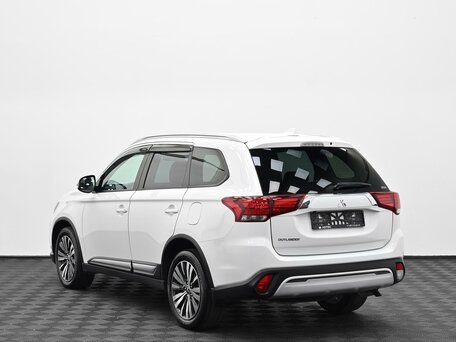 2020 Mitsubishi Outlander III Рестайлинг 3, белый, 2015000 рублей, вид 4