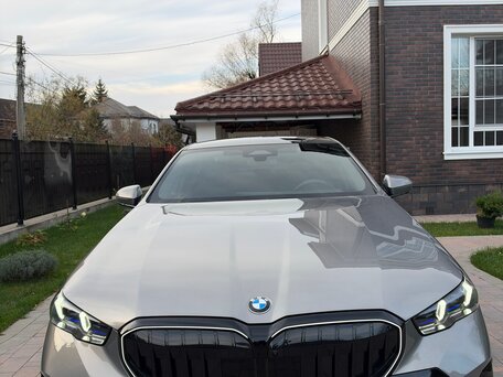 2026 BMW 5 серии 520d xDrive VIII (G60/G61/G68), серый, 9400000 рублей, вид 1
