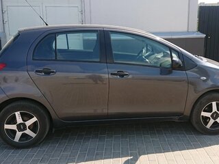 2011 Toyota Yaris II Рестайлинг, серый, 850000 рублей, вид 2