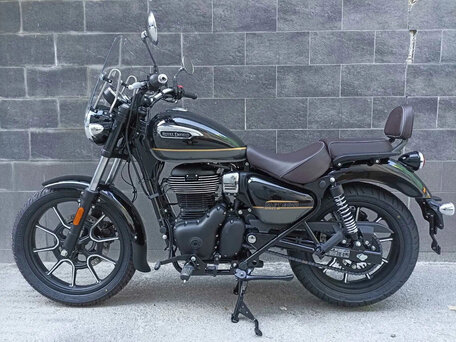 2026 Royal Enfield Meteor, чёрный, 528000 рублей, вид 4
