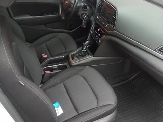 2017 Hyundai Elantra VI (AD), белый, 1500000 рублей, вид 3