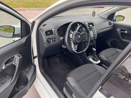 2018 Volkswagen Polo V Рестайлинг, белый, 1298000 рублей, вид 5