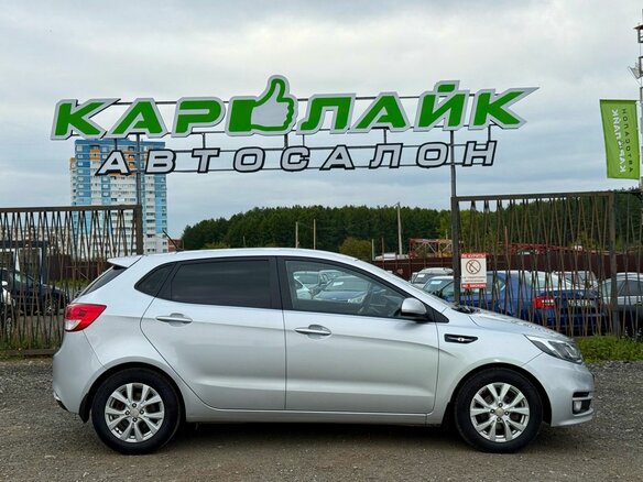 2015 Kia Rio III Рестайлинг, серебристый, 1099000 рублей - вид 4