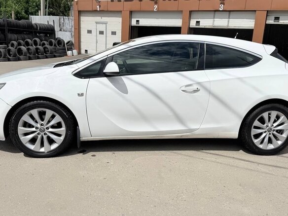 2012 Opel Astra GTC J Рестайлинг, белый, 640000 рублей - вид 4