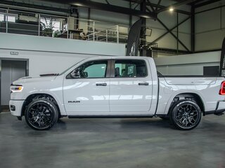 2026 Ram 1500 Crew Cab V Рестайлинг, белый, 9690000 рублей, вид 4