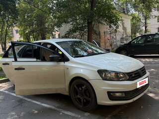 2017 Volkswagen Polo V Рестайлинг, белый, 900000 рублей, вид 1